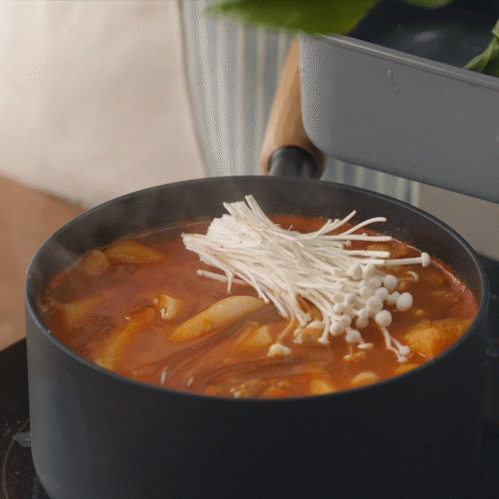 Modori Goodle Collection 18cm Saucepan with an 18cm lid. The deeper design is suitable for cooking your favourite ramen, porridge, or deep-fried food that requires a lot of oil. Special Inoble coating patented oil method that enhances the non-stick effects and makes it easier to clean after use and requires minimal maintenance. It has the same heat retention effect as cast iron and is suitable for cooking with various stoves, such as gas stoves, induction cookers, ceramic cookers, and heating plates.
