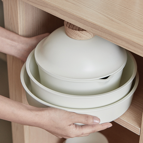 Modori Sodam Cookware Set is a stackable and detachable handle 3-piece cookware set that allows you to organize your kitchen space easily. Made of 98% pure aluminium alloy and natural mineral sand ceramic composition. You can use them on gas cooktops, induction cooktops, IH cookware, black ceramic cookware, and ovens. Sodam collection has a practical design and minimalist colours that will suit any kitchen. Modori is the key to designing your dream kitchen.