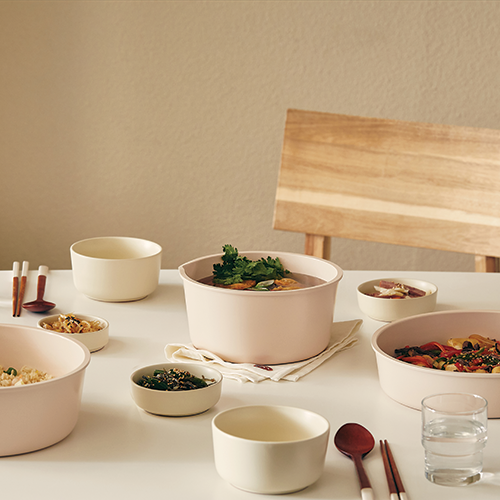 Modori Sodam Cookware Set Pink is a new color, a stackable and removable handle 3-piece cookware set that allows you to easily organize your kitchen space. Made of 98% pure aluminium alloy and natural mineral sand ceramic composition. You can use them on gas cooktops, induction cooktops, IH cookware, black ceramic cookware, and ovens. The Sodam collection features functional designs and minimalist colours that will fit in any kitchen. Modori is the key to designing your dream kitchen.