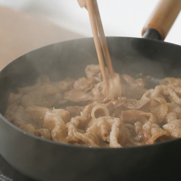 Modori Goodle Collection 24cm frying pan has wider surface is designed to cook just about anything without worrying about ingredients slipping out of the pan, from frying fish and pasta to cooking steak, it's just perfect for everyday use. Clean lining and neat design, a black body and a wooden handle for a warm and contemporary feel, ideal for long-term durability performance. Suitable for cooking with various stoves.