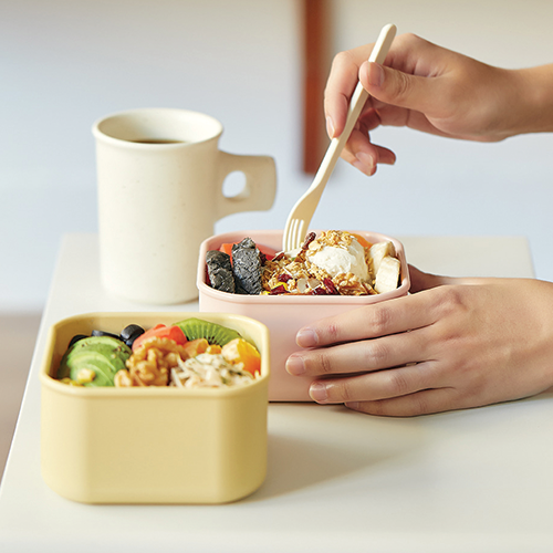 Modori silicone container is made of environmentally friendly silicone material, which will not deform even if it is sterilized with boiling water. SGS certification does not produce harmful substances, and the opaque design blocks the light of the refrigerator so that the food can be kept fresh longer. Able to withstand -50°C durabilities and can be repeatedly frozen and thawed without damaging the product's material. Modori is the key to designing your dream kitchen.