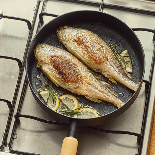Modori Goodle Collection 24cm frying pan has wider surface is designed to cook just about anything without worrying about ingredients slipping out of the pan, from frying fish and pasta to cooking steak, it's just perfect for everyday use. Clean lining and neat design, a black body and a wooden handle for a warm and contemporary feel, ideal for long-term durability performance. Suitable for cooking with various stoves.