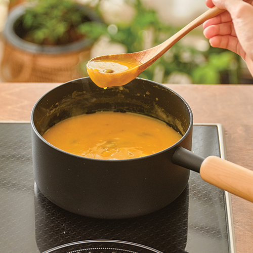 Modori Goodle Collection 18cm Saucepan with an 18cm lid. The deeper design is suitable for cooking your favourite ramen, porridge, or deep-fried food that requires a lot of oil. Special Inoble coating patented oil method that enhances the non-stick effects and makes it easier to clean after use and requires minimal maintenance. It has the same heat retention effect as cast iron and is suitable for cooking with various stoves, such as gas stoves, induction cookers, ceramic cookers, and heating plates.