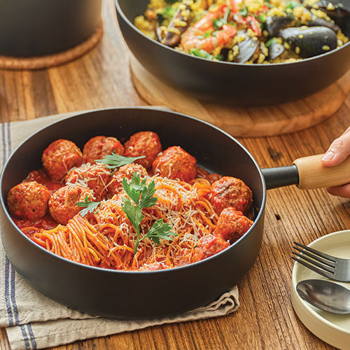 Modori Goodle Collection 24cm frying pan has wider surface is designed to cook just about anything without worrying about ingredients slipping out of the pan, from frying fish and pasta to cooking steak, it's just perfect for everyday use. Clean lining and neat design, a black body and a wooden handle for a warm and contemporary feel, ideal for long-term durability performance. Suitable for cooking with various stoves.