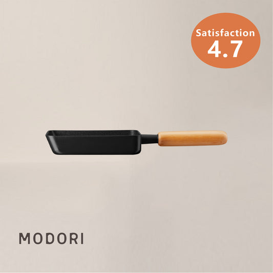 Modori Goodle Collection Square Egg Pan is perfect for all your breakfast and brunch needs. In addition to making Korean-style omelettes and French toast, it can also be used as a light side dish, with a slightly larger surface than a regular egg pan, making it more practical to use in the kitchen. Clean lining and neat design, a black body and a wooden handle for a warm and contemporary feel. Suitable for cooking with various stoves.