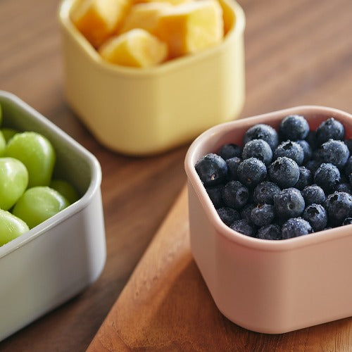 Modori silicone container is made of environmentally friendly silicone material, which will not deform even if it is sterilized with boiling water. SGS certification does not produce harmful substances, and the opaque design blocks the light of the refrigerator so that the food can be kept fresh longer. Able to withstand -50°C durabilities and can be repeatedly frozen and thawed without damaging the product's material. Modori is the key to designing your dream kitchen.