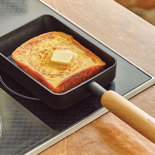 Modori Goodle Collection Square Egg Pan is perfect for all your breakfast and brunch needs. In addition to making Korean-style omelettes and French toast, it can also be used as a light side dish, with a slightly larger surface than a regular egg pan, making it more practical to use in the kitchen. Clean lining and neat design, a black body and a wooden handle for a warm and contemporary feel. Suitable for cooking with various stoves.