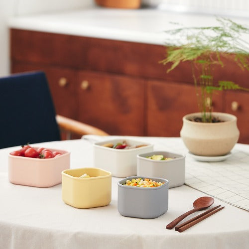 Modori silicone container is made of environmentally friendly silicone material, which will not deform even if it is sterilized with boiling water. SGS certification does not produce harmful substances, and the opaque design blocks the light of the refrigerator so that the food can be kept fresh longer. Able to withstand -50°C durabilities and can be repeatedly frozen and thawed without damaging the product's material. Modori is the key to designing your dream kitchen.